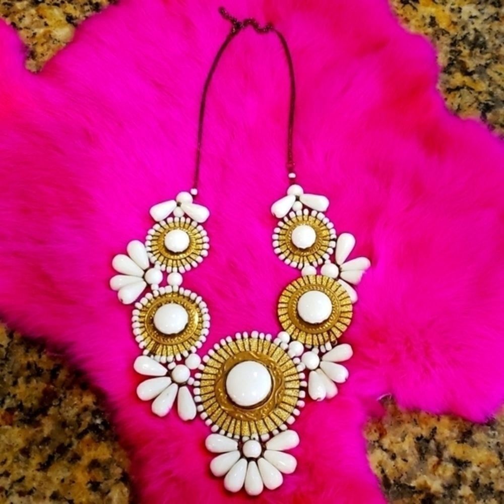 WHITE GOLD STATEMENT PIECE NECKLACE Large‎ White Stones Gold Trim